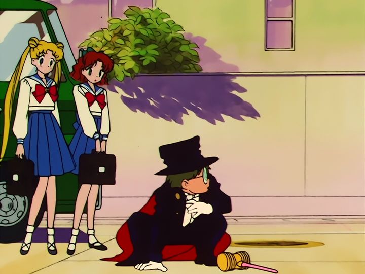 Umino asks Usagi for advice and becomes Tuxedo Umino Kamen