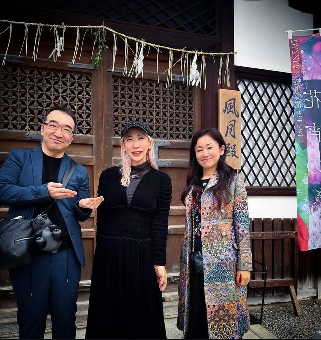 Naoko Takeuchi with Yoshihiro Togashi and a friend at a shrine